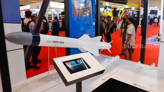 Pengunjung melihat replika rudal Exocet AM 39  dalam perhelatan pameran industri pertahanan Indo Defence 2022 Expo & Forum di Jakarta International Expo (JIExpo), Kemayoran, Jakarta Pusat, Rabu (2/11/2022). [Suara.com/Alfian Winanto]