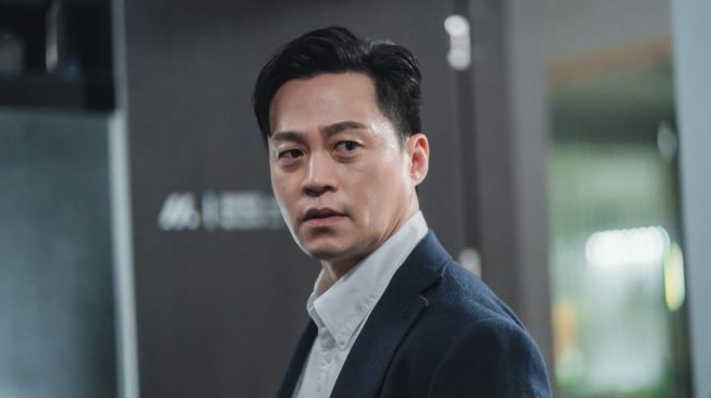 5 Potret Lee Seo Jin di Behind Every Star, Aktingnya Sebagai Direktur Dinantikan Pecinta Drakor