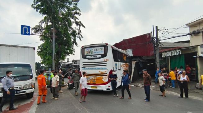 Brakk! Bus Tabrak Dealer Mobil Di Jatinegara, Lima Kendaraan Rusak