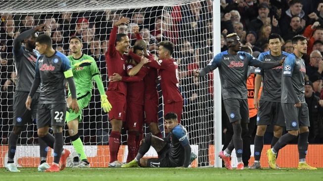 Para pemain Liverpool merayakan gol Mohamed Salah (tengah) ke gawang Napoli pada laga Champions League di Anfield, Liverpool, Inggris, Rabu (2/11/2022) WIB. [Oli SCARFF / AFP]