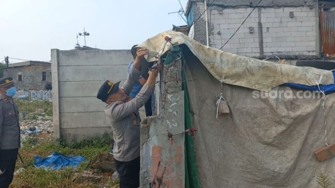 Polisi saat menggerebek kasus peredaran narkoba di Kampung Boncos, Jakarta Barat. (Suara.com/Faqih)