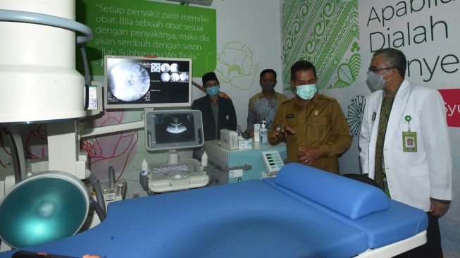 Direktur RS Sari Asih Serang dr Yahmin Setiawan (kanan) berbincang dengan Wali Kota Serang Syafrudin (kedua kanan) saat acara peresmian unit penghancur batu ginjal tanpa bedah atau ESWL (Extracorporeal Shock Wave Lithotripsy) di Serang, Banten, Selasa (1/11/2022). ANTARA FOTO/Asep Fathulrahma