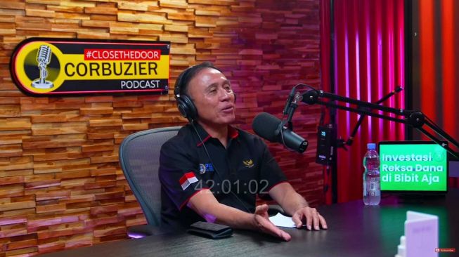 Ketuau Umum PSSI, Mochamad Iriawan menjadi bintang tamu dalam podcast Close The Door di kanal YouTube Deddy Corbuzier yang tayang hari ini, Rabu (2/11/2022). [Tangkapan layar kanal YouTube Deddy Corbuzier]