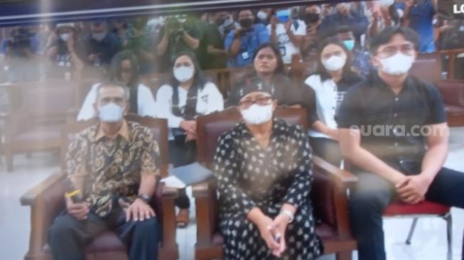 Keluarga hingga pacar Brigadir J saat kembali bersaksi untuk terdakwa Kuat Maruf dan Ricky Rizal di PN Jakarta Selatan. (Suara.com/Arga)