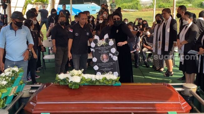 Suasana pemakaman ayah Angelina Sondakh, Lucky Sondakh di San Diego Hills Memoriam Park, Karawang, Jawa Barat, Rabu (2/11/2022) [Suara.com/Adiyoga Priyambodo]