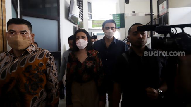 Jessica Iskandar bersama suaminya Vincent Verhaag usai menjalani mediasi di Pengadilan  Negeri Jakarta Selatan, Rabu (2/11). [Suara.com/Oke Atmaja]