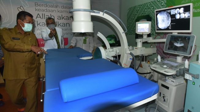 Direktur RS Sari Asih Serang dr Yahmin Setiawan (kanan) berbincang dengan Wali Kota Serang Syafrudin (kedua kanan) saat acara peresmian unit penghancur batu ginjal tanpa bedah atau ESWL (Extracorporeal Shock Wave Lithotripsy) di Serang, Banten, Selasa (1/11/2022). ANTARA FOTO/Asep Fathulrahma