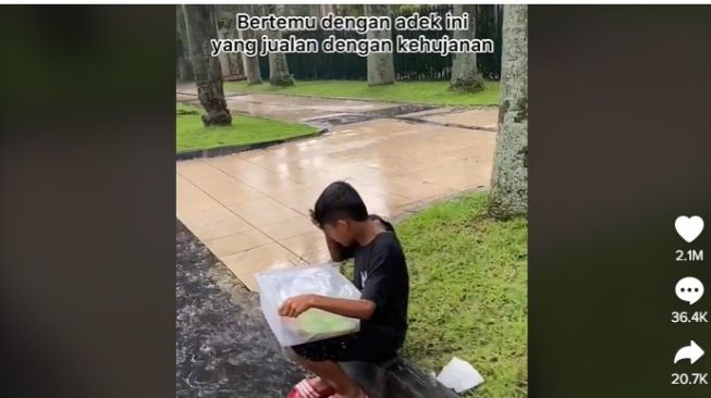 Bikin Mewek, Bocah Lelaki Penjual Roti Hujan-hujanan Sampai Menggigil karena Jualannya Belum Laku