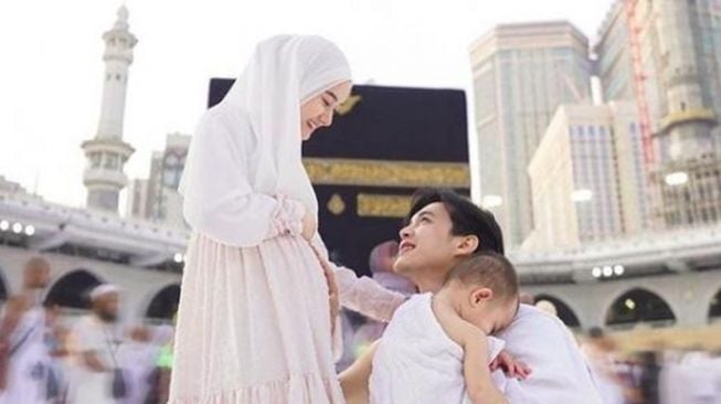 Artis Umrah saat Hamil (Instagram/@dindahw)