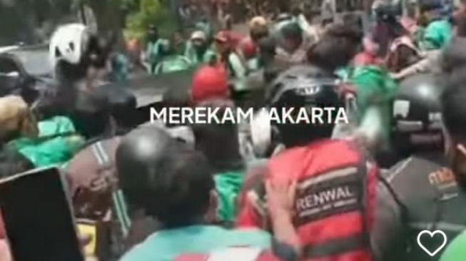 Tak Terima Rekannya Dipukul, Ratusan Driver Ojol Serbu Gedung di Setiabudi, Publik: Security Langsung Kena PHK Ini