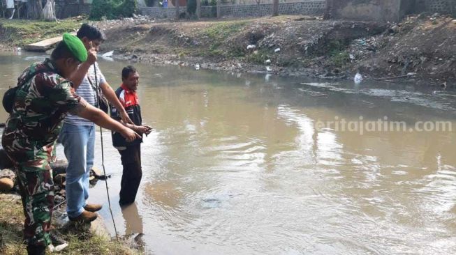 Warga Pasuruan Ini Temukan Puluhan Peluru Saat Mandi di Sungai