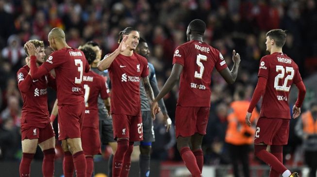 Striker Liverpool asal Uruguay Darwin Nunez melakukan selebrasi dengan rekan satu timnya setelah peluit akhir matchday keenam Grup A Champions League antara Liverpool vs Napoli di Liverpool, barat laut Inggris pada 1 November 2022.Oli SCARFF / AFP.