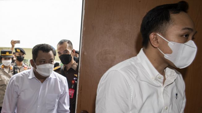 Terdakwa Ricky Rizal (kanan) dan Kuat Ma'ruf (kiri) tiba untuk menjalani sidang lanjutan kasus pembunuhan berencana terhadap Brigadir Nopriansyah Yosua Hutabarat di Pengadilan Negeri Jakarta Selatan, Jakarta, Rabu (2/11/2022). [ANTARA FOTO/Sigid Kurniawan/aww].
