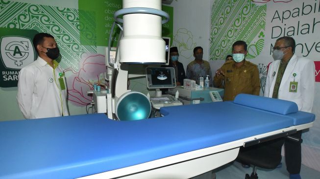 Direktur RS Sari Asih Serang dr Yahmin Setiawan (kanan) berbincang dengan Wali Kota Serang Syafrudin (kedua kanan) saat acara peresmian unit penghancur batu ginjal tanpa bedah atau ESWL (Extracorporeal Shock Wave Lithotripsy) di Serang, Banten, Selasa (1/11/2022). ANTARA FOTO/Asep Fathulrahma