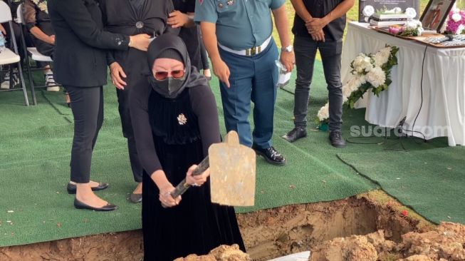 Beda Agama, Angelina Sondakh Tetap Hormati Ayah di Pemakaman, Angkat Peti Jenazah hingga Turun ke Liang Makam