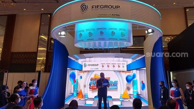 FIFGROUP meresmikan booth dan menyatakan akan terus mendukung industri roda dua di Indonesia sebagai Platinum Sponsor IMOS 2022 [Suara.com/Manuel Jeghesta Nainggolan].