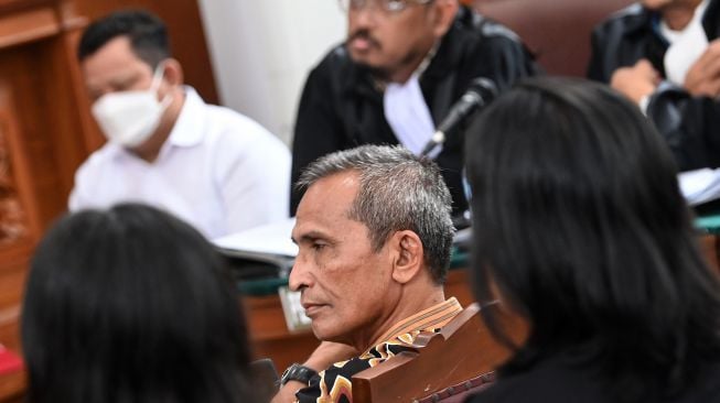 Ayah kandung Brigadir J atau Nofriansyah Yosua Hutabarat, Samuel Hutabarat (tengah), minta terdakwa Kuat Maruf (kemeja putih) dan Ricky Rizal tidak lagi terbawa arus skenario yang dibuat Ferdy Sambo. [ANTARA FOTO]