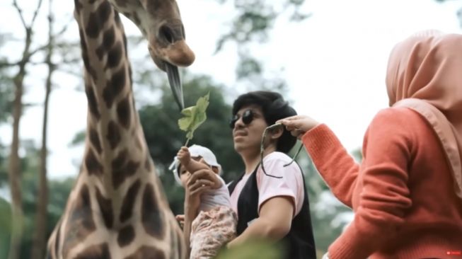 Baby Ameena Main Tanah dan Rumput Bareng Atta Halilintar, Memang Enggak Apa Tuh?