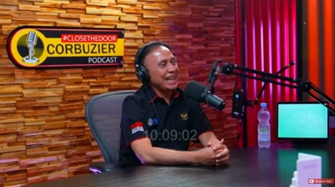 Ketua Umum PSSI Mochamad Iriawan alias Iwan Bule di podcast 'Close the Door' Deddy Corbuzier. (YouTube/Deddy Corbuzier)