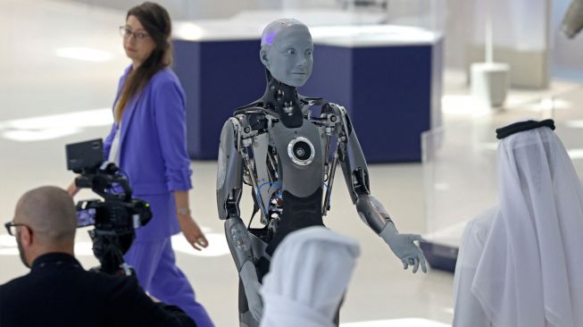 Robot humanoid Ameca menyapa pengunjung di Museum of the Future, Dubai, Uni Emirat Arab, Selasa (11/10/2022). [Karim SAHIB/AFP]
