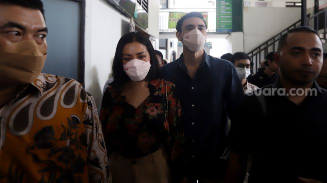 Jessica Iskandar bersama suaminya Vincent Verhaag usai menjalani mediasi di Pengadilan  Negeri Jakarta Selatan, Rabu (2/11). [Suara.com/Oke Atmaja]