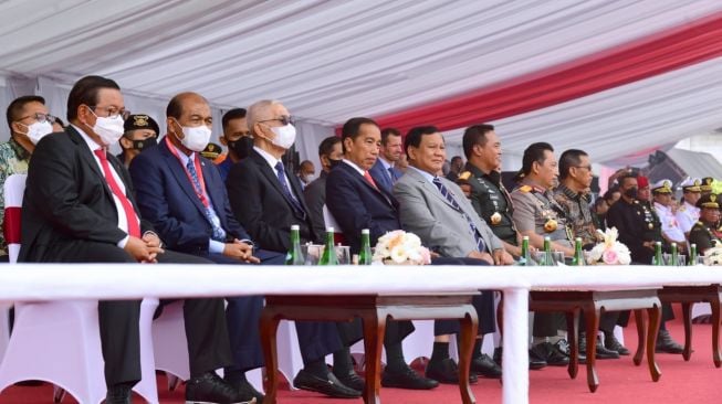 Presiden Joko Widodo atau Jokowi didampingi Menhan Prabowo Subianto dan Panglima TNI Jenderal Andika Perkasa meninjau pameran Indo Defence 2022 Expo & Forum di Jakarta International Expo pada Rabu (2/11/2022). [Foto: Muchlis Jr - Biro Pers Sekretariat Presiden]