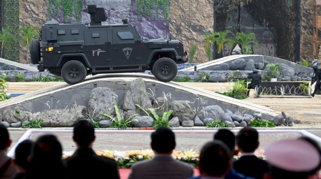 Presiden Joko Widodo atau Jokowi didampingi Menhan Prabowo Subianto dan Panglima TNI Jenderal Andika Perkasa meninjau pameran Indo Defence 2022 Expo & Forum di Jakarta International Expo pada Rabu (2/11/2022). [Foto: Muchlis Jr - Biro Pers Sekretariat Presiden]