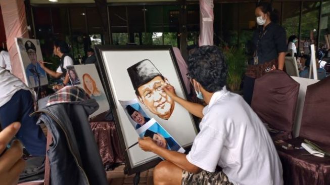 Pecahkan Rekor MURI, Wajah Puan Maharani Hingga Prabowo Subianto Ini Dilukis Hanya Dalam Waktu 1 Jam Saja!