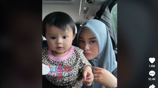 Bukan Branded, Ternyata Ameena Putri Aurel Hermansyah Suka Pakai Sandal Murah Segini Harganya