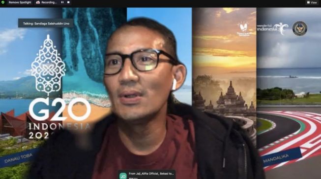 Sandiaga Uno memaparkan mengenai 'Strategi Memikat Investor di Masa Resesi' kepada UMKM yang tersebar di seluruh Indonesia dalam agenda Webinar Business Mentoring Class.