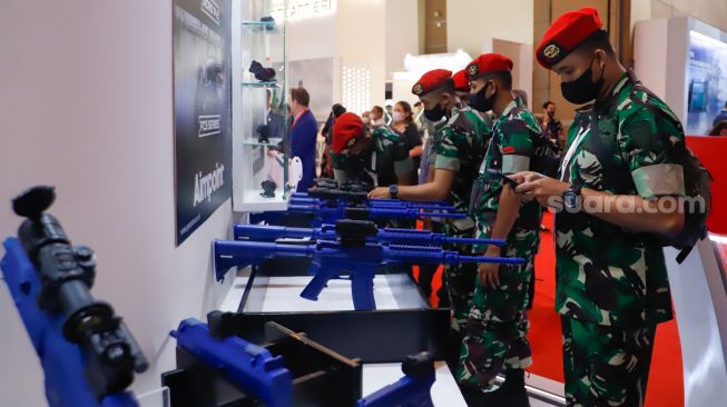 Pengunjung melihat aneka macam scope FCS Series buatan Aimpoint dalam perhelatan pameran industri pertahanan Indo Defence 2022 Expo & Forum di Jakarta International Expo (JIExpo), Kemayoran, Jakarta Pusat, Rabu (2/11/2022). [Suara.com/Alfian Winanto]