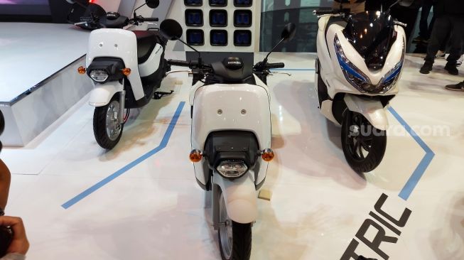 Rows of Honda electric motorcycles, complete with battery swap, in the background at the IMOS 2022 exhibition [Suara.com/Manuel Jeghesta Nainggolan].