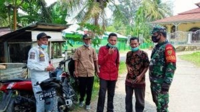 Babinsa Batang Asai Ketatkan Penerapan Prokes Covid-19
