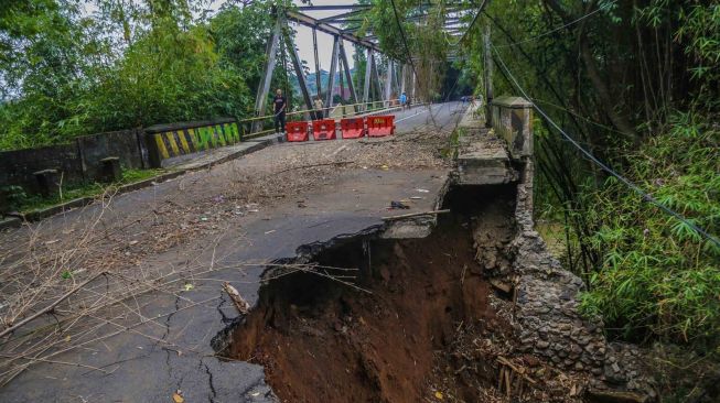 Bima Arya Sebut Perbaikan Jalan KH TB M Falak Ditargetkan Selesai 4 Bulan, Publik: Pasti Molor, 1 Tahun Baru Kelar