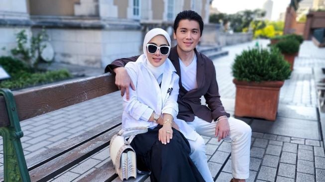 Kemesraan Syahrini dan Reino Barack (Instagram/@princessyahrini)