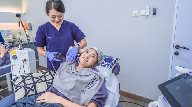 Sarwendah melakukan perawatan di Youthology Clinic. [dokumentasi pribadi]