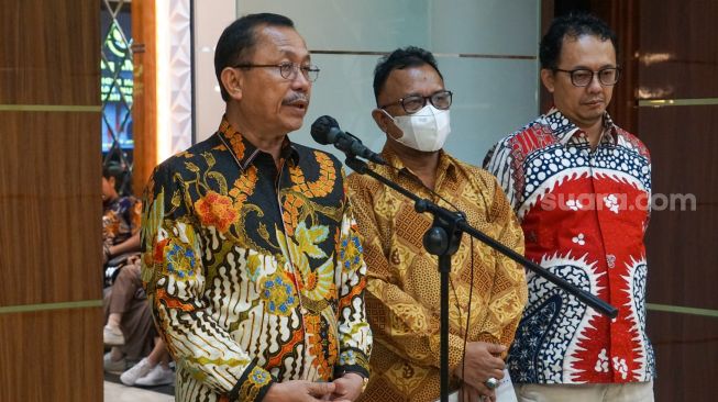 (dari kiri ke kanan) Ketua Komnas HAM Ahmad Taufan Damanik, bersama Komisioner Komnas HAM Choirul Anam dan Beka Ulung Hapsari saat akan menyerahkan laporan Komnas HAM terkait Tragedi Kanjuruhan di Kantor Kemenko Polhukam, Jakarta Pusat, Kamis (3/11/2022). [Suara.com/Alfian Winanto]