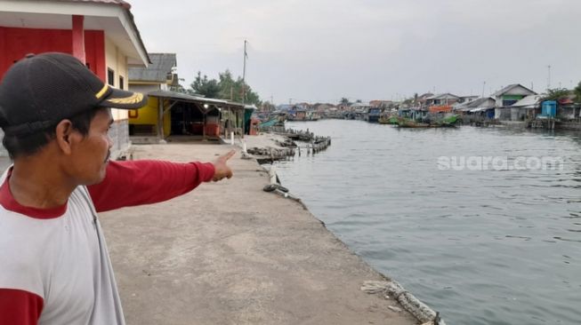 Aji Nelayan Desa Ujung Gebang menunjukkan kondisi perairan yang terkena dampak pasca berdirinya PLTU 1 Indramayu (Suara.com/Danan Arya)