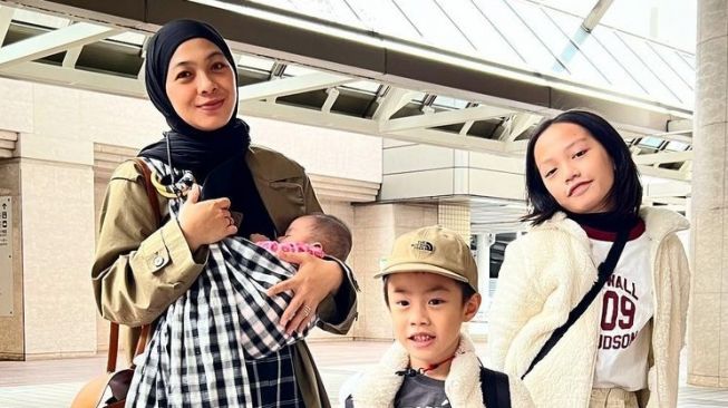 Potret Keluarga Ananda Omesh Liburan di Jepang (Instagram/@dianayulestari)