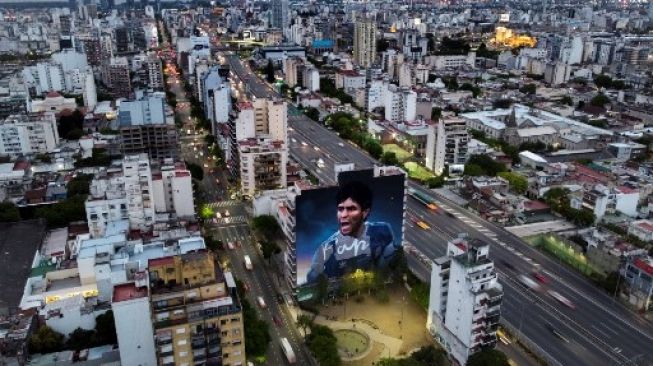 Foto raksasa Diego Maradona menjadi perhatian di Ibu Kota Argentina, Buenos Aires. (AFP)