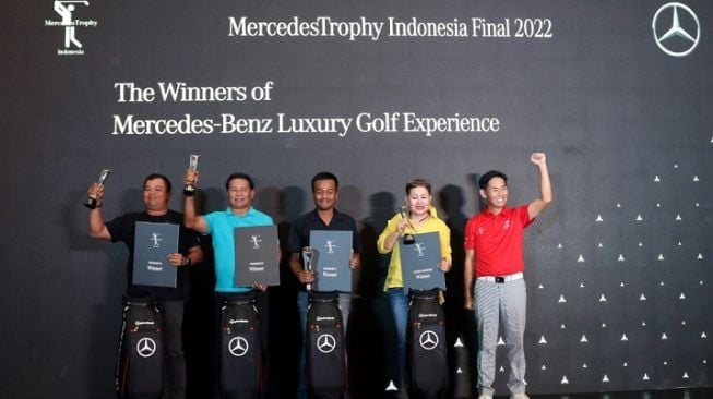 Choi Duk Jun, President Director PT Mercedes-Benz Distribution Indonesia bersama para juara Turnamen MercedesTrophy Indonesia Final 2022 [PT MBDI].