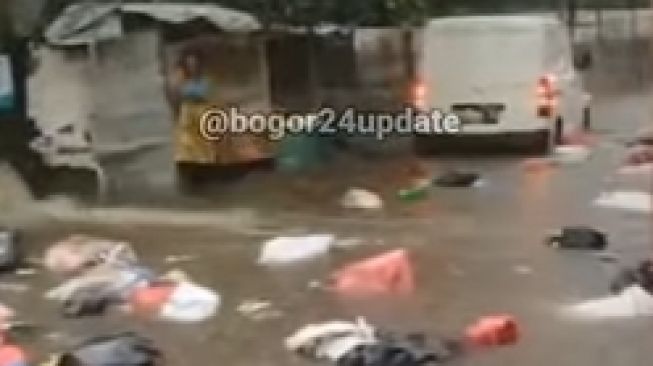 Viral, Video Penampakan Sampah Terbawa Arus Banjir di Bogor