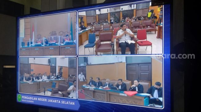 Eks Kasat Reskrim Polres Metro Jaksel AKBP Ridwan Soplanit saat bersaksi di sidang obstruction of justice di PN Jakarta Selatan. (Suara.com/Arga)