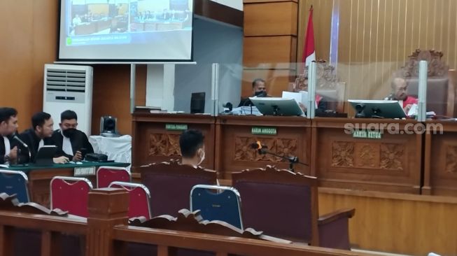 Kodir PRT Ferdy Sambo saat bersaksi dalam sidang obstruction of justice Brigadir J. (Suara.com/Arga)