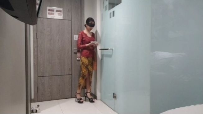 Datangi Kamar Hotel, Polisi Pastikan Video Wanita Kebaya Merah Diambil di Surabaya