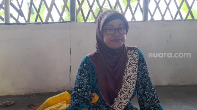 Surmi Petani di Desa Mekarsari, Indramayu, Jawa Barat menceritakan kondisi mata kirinya yang terkena paparan asap pembakaran batu baru PLTU 1 Indramayu (Suara.com/Danan Arya)