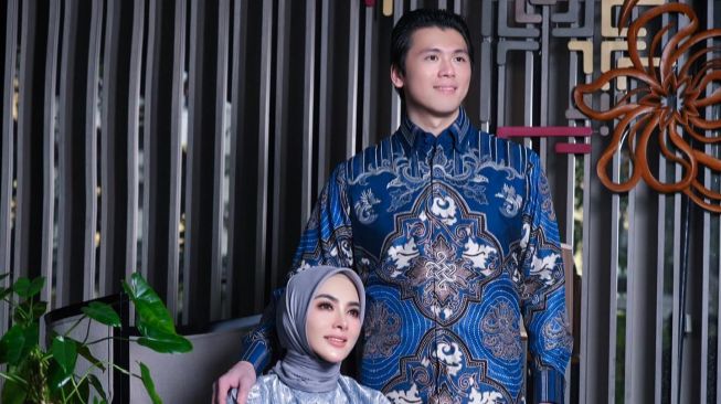 Kemesraan Syahrini dan Reino Barack (Instagram/@princessyahrini)