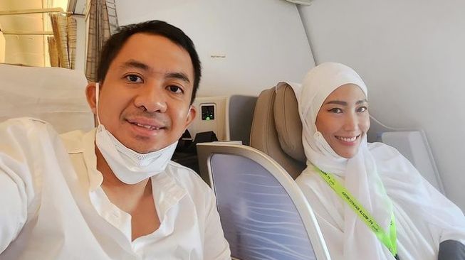 Ayu Dewi Beribadah ke Tanah Suci Bareng Suami, Penampilannya Berhijab Bikin Pangling