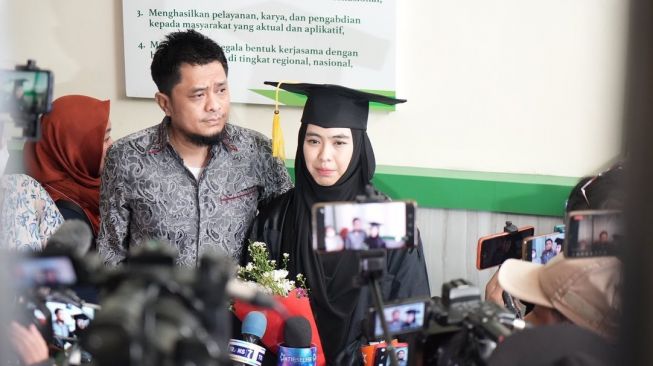 Sedih Tak Didampingi Ayahnya, Intip 9 Potret Oki Setiana Dewi Lulus S3