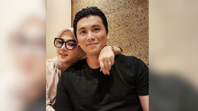 Kemesraan Syahrini dan Reino Barack (Instagram/@princessyahrini)